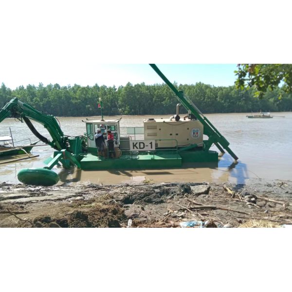 Multipurpose Amphibious Dredger 15m Dredging Depth 60cm Draught 450m3/h Water Flow