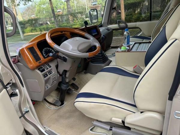 Toyota Coaster Prix pas cher Autobus diesel d'occasion Autobus à moteur avant Autobus à vendre Autobus d'occasion