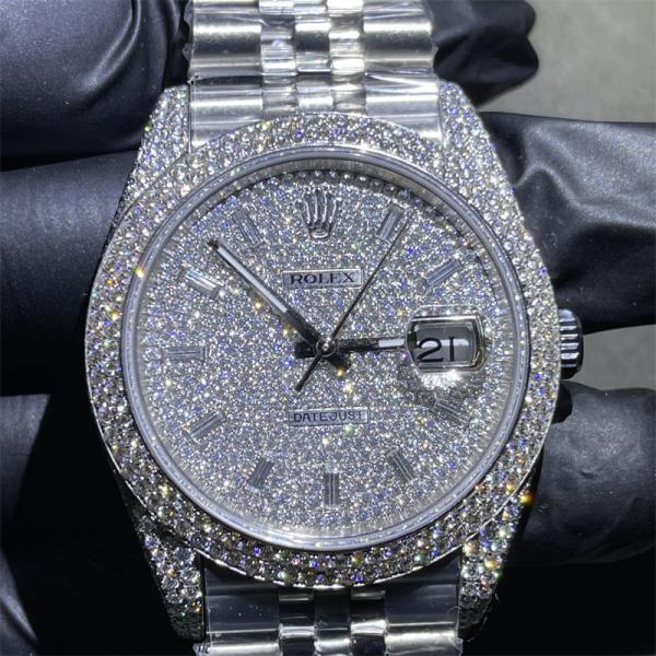 Mão que ajusta os relógios 2824 de Rolex Rolex Datejust do relógio de Moissanite