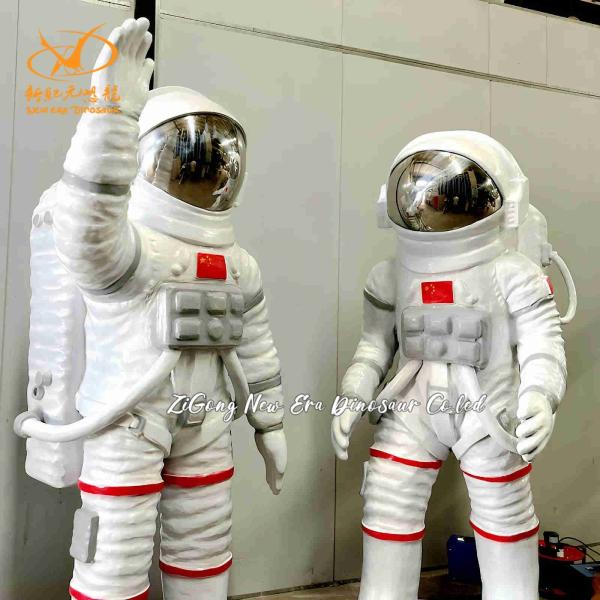 Modèle d'astronaute électrique avec actions adapté aux événements éducatifs