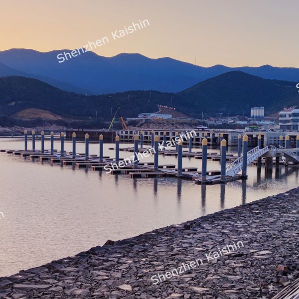 Muelles flotantes portátiles de aleación de aluminio Marina Pontoon con claves de amarre y cubierta de WPC