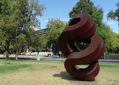 Grande sculpture rouillée en spirale en fer, sculptures rouillées modernes en jardin en métal