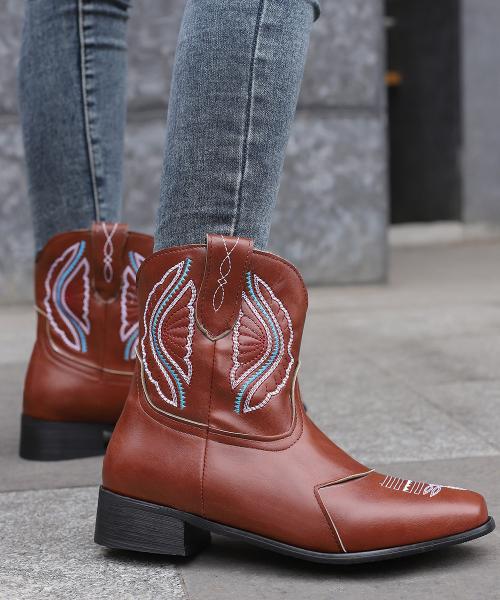 Western Cowgirl Latest Fashion Trends with Women's Leather Boots and Fashionable