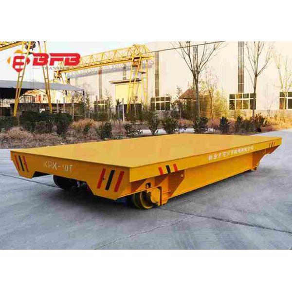 Cadena de producción aplicar el coche plano eléctrico de la entrega con pilas en el carril