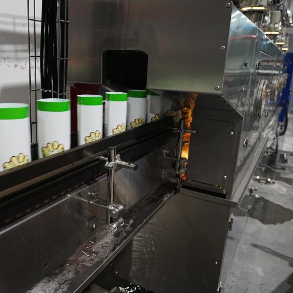 La cinquième génération d'applicateurs à manches rétrécissantes entièrement automatiques personnalisés pour 30000 BPH La ligne de production de boissons est testée en atelier