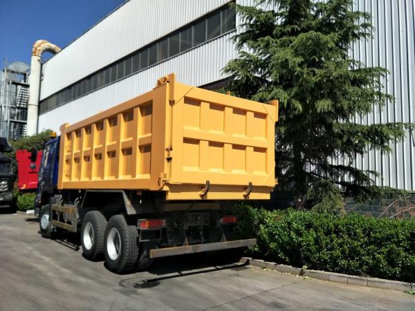 La BENNE BASCULANTE jaune bleue de VERSEUR de SINOTRUK HOWO 400HP 6x4 CAMION l'euro II de LHD