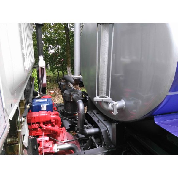 110 kW Euro 4 Mini camión de aspiración de aguas residuales a vacío diesel para eliminación manual de aguas residuales