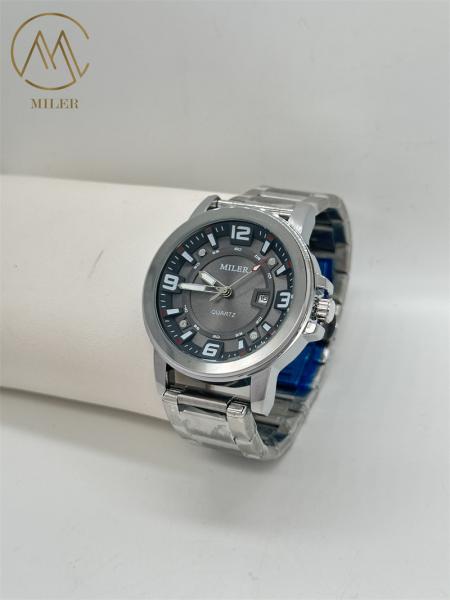 Montre en acier inoxydable en forme de boîtier rond avec ceinture métallique Résistance à l'eau 30 mètres