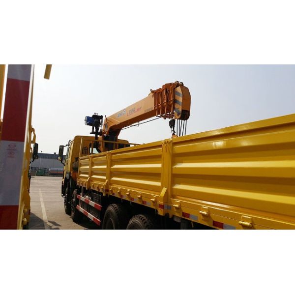 Le camion de la tonne 1400kg SQ14SK4Q de Sinotruck Howo 8x4 371hp 50 a monté la grue