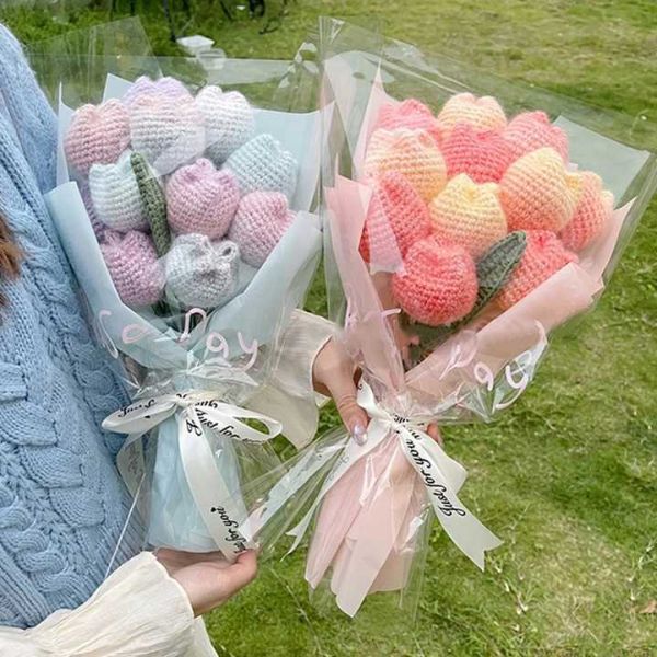 Des fleurs en tricot à la main, des fils de fleurs, des crochets, des fleurs en forme de cœur, des bouquets tissés à la main, des décorations de mariage, des cadeaux faits à la main pour les amoureux.