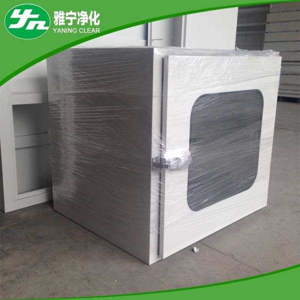 Pulverize a passagem de revestimento do quarto desinfetado através da janela