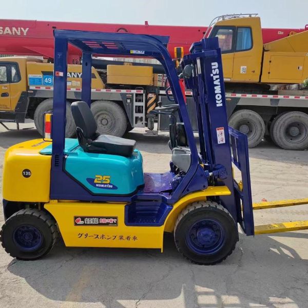 Komatsu 2.5 Ton Used Diesel Forklift 3m Lifting Height 2 Masts Stages