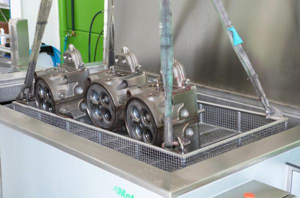 A máquina ultrassônica da limpeza do motor das motocicletas remove a oxidação da graxa do óleo suja
