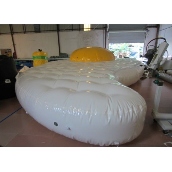 Tapete de segurança inflável para jogos de água com design de ovo fofo 9,7 x 5,2 m encerado de pvc de 0,65 mm