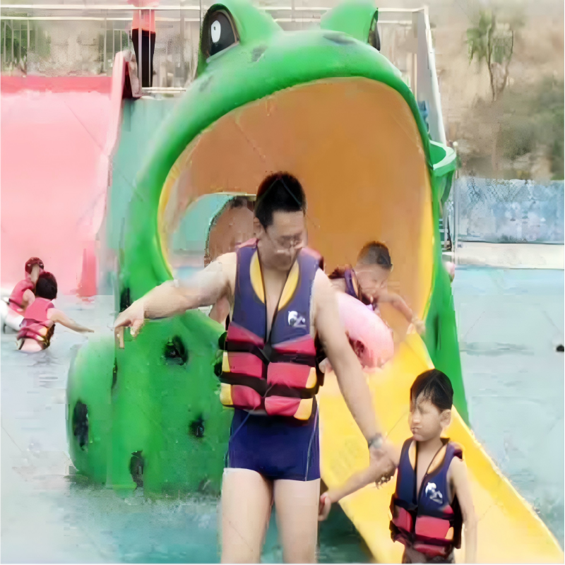 Aqua Park Water Splash Pad Frog Water Slide Compact Smooth Surface