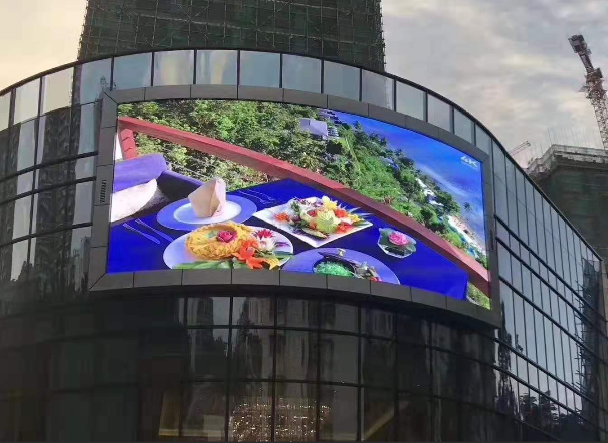 Внешний светодиодный щит с яркостью 6500 нит для яркого и привлекательного контента