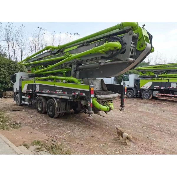 Used Zoomlion 49m Concrete Pump on Benz Heavy Equipment for Construction Machinery