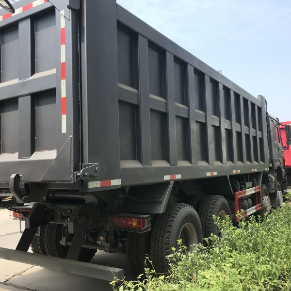 ZZ3317N3867W 12 Wheeler Heavy Duty Dump Truck With 371HP  Engine And ZF Steering