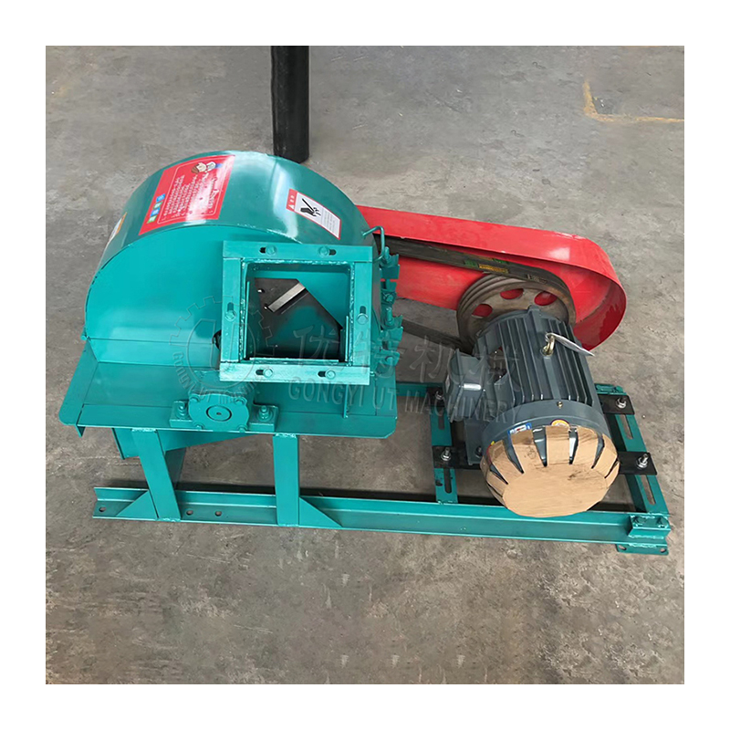 Сдавливание отходов древесины из биомассы с помощью деревянного бревна