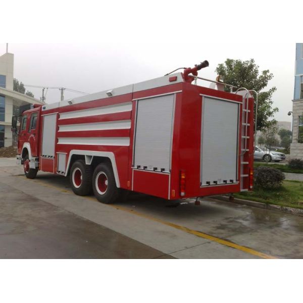 SINOTRUK HOWO Fire Fighting Truck 20CBM 10 Wheels , Rescue Fire Trucks
