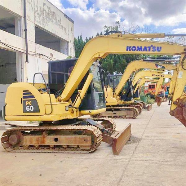 Mini pelle Komatsu PC60 6 tonnes avec 0,37 m3 de capacité de godet, 0-2000 heures de fonctionnement