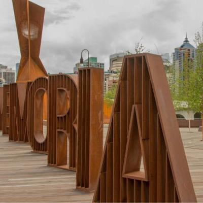 Escultura abstrata de aço de Corten da letra do metal