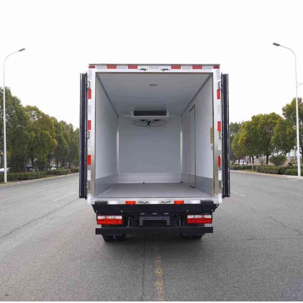 Dongfeng 4*2 Drive Refrigerator Truck 4ton 5ton 6ton Diesel Fuel