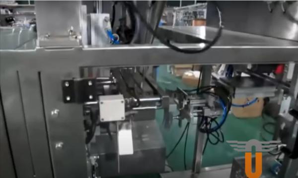 HFFS Auto Horizontal Form Fill And Seal Packing Packaging Machine 5.5kw 1100kg 2000ml Volume