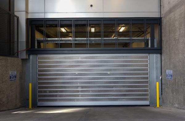 O pó revestiu o rolo industrial acima das molas de extensão de alumínio das venezianas da porta 220mm