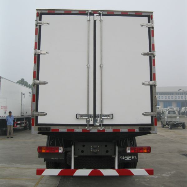 Sinotruk Howo 6x4 25t Fish Meat Transport Fresh Goods refrigerator truck