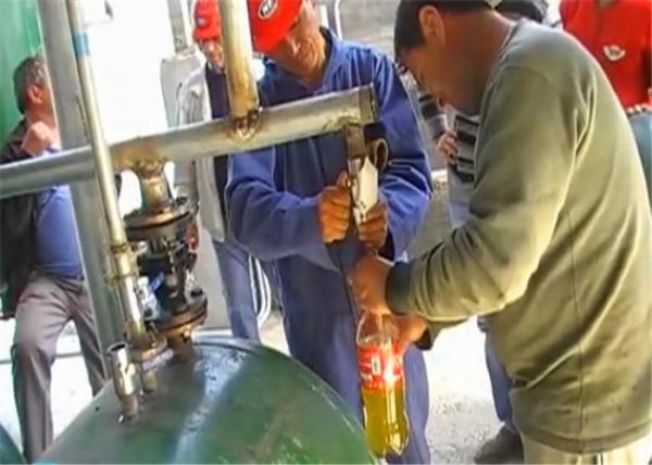 Automatic feeding and vacuum discharging waste tyre/ plastic pyrolysis to fuel oil machine