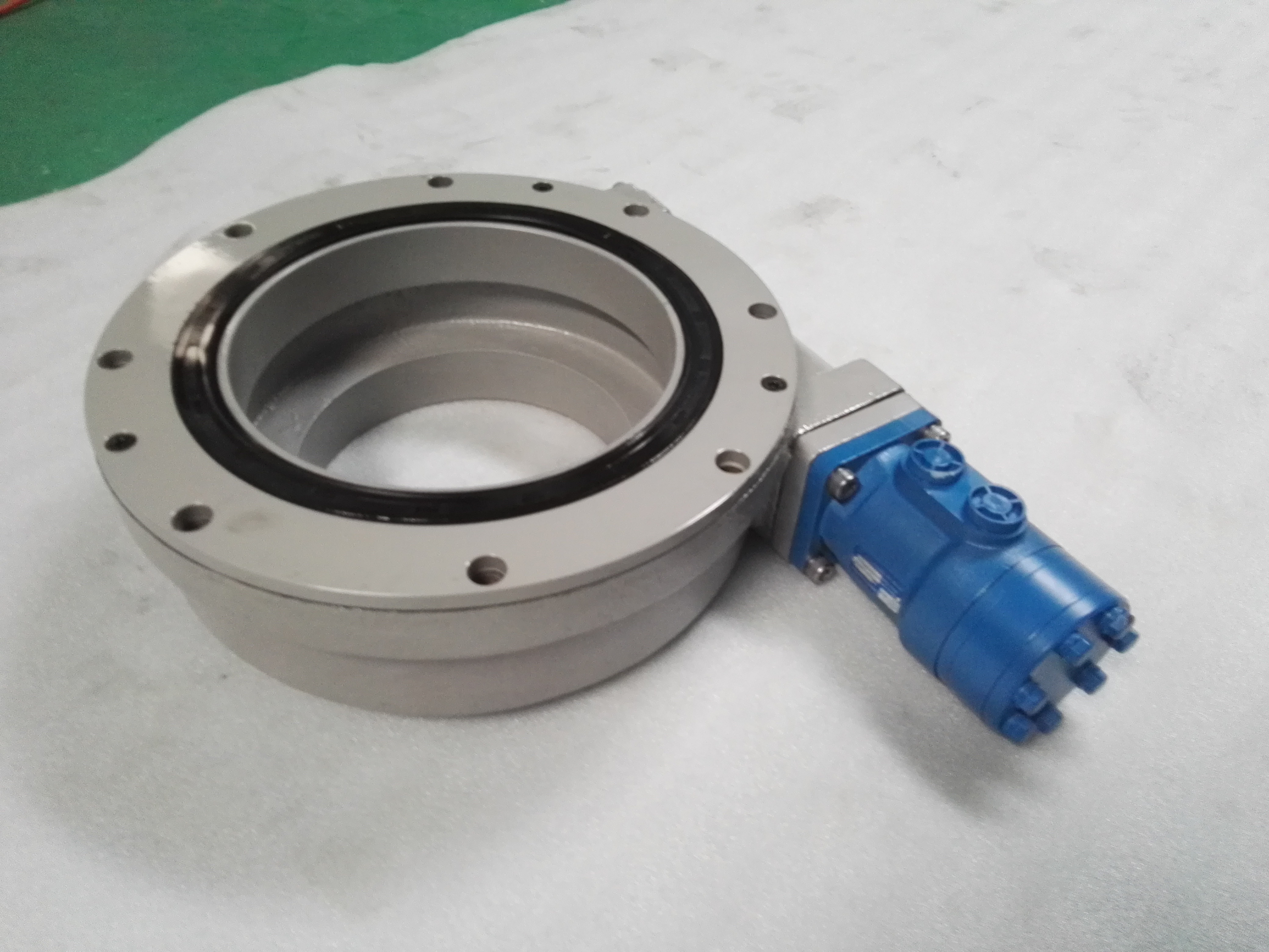 SE12 Dual Axis Solar Tracking System 3267Nm Heavy Duty Reducer 42crmo Planetary Gearbox Motor Slewing Drive Cross Roller Feature