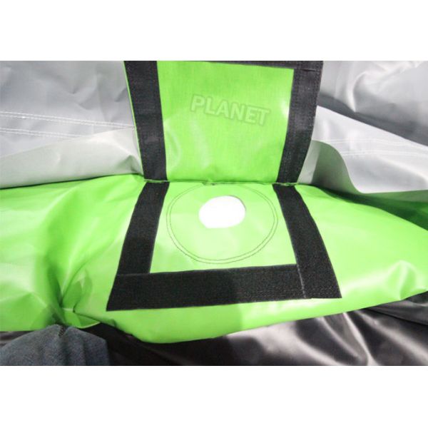 Катание на лыжах скачки эффектного выступления посадки воздушной подушки велосипеда фристайла горы раздувное