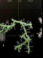 Una luz única de cristal verde para un lugar fantástico.
