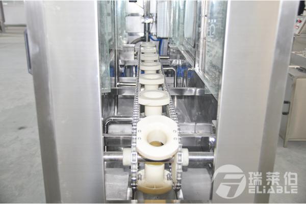 Auto máquina tampando de enchimento plástica 100 BPH da água de garrafa uma garantia do ano