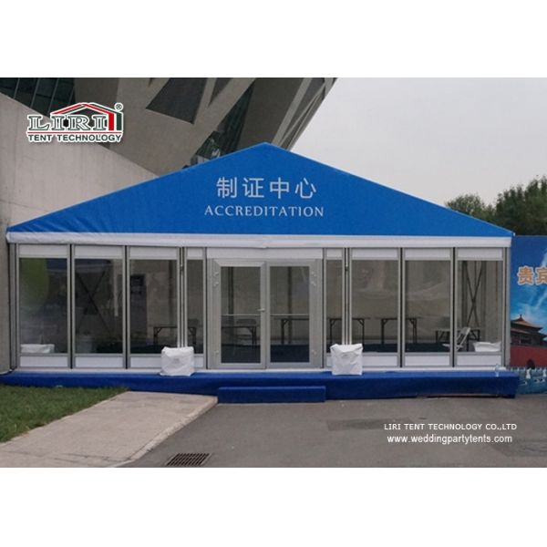 Белые на открытом воздухе шатры партии для таможни свадеб большой белой вне шатра шатра партии