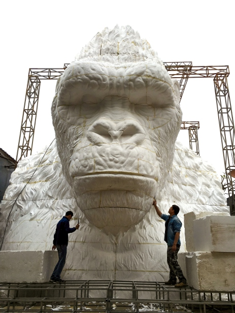 Custom-made Giant Modern Sculpture: King Kong Fiberglass & Stainless Steel Ornament for Themed Venue Ambiance