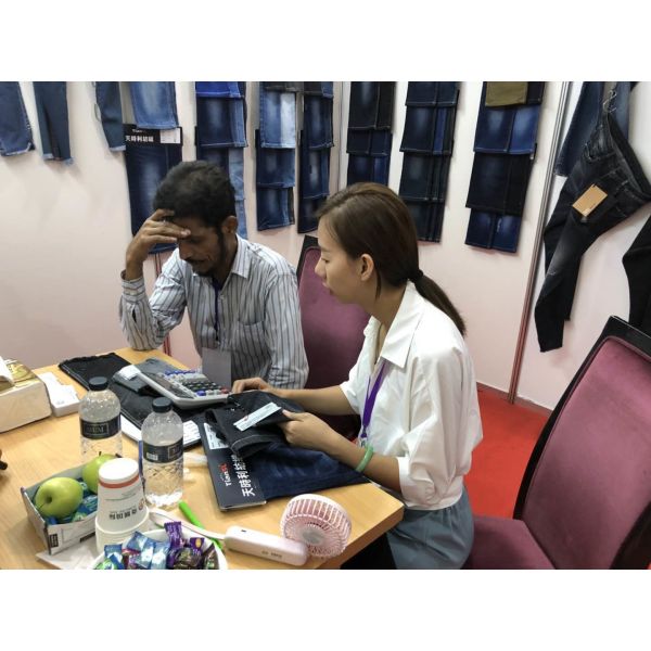 10.9 Oz Plain Twill Denim Fabric High Color Fasten Jeans Material