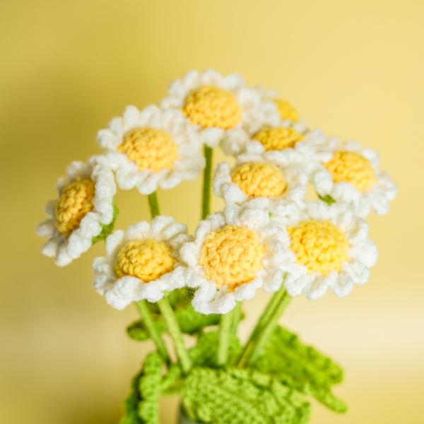 Bouquet de flores de margarita de crochet hecho a mano