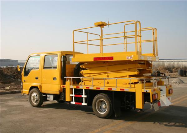 O caminhão da movimentação 22M do chassi 4x2 de ISUZU montou a carga da plataforma de trabalho aéreo 90km/H 200kg