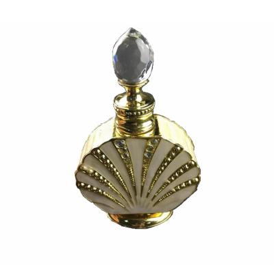 A garrafa de perfume de vidro recarregável da cor dourada, personaliza garrafas da fragrância da forma mini