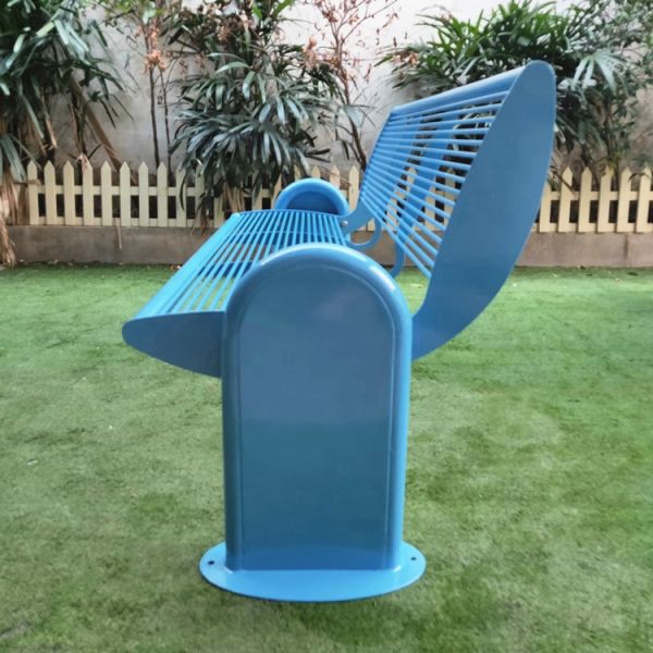 Покрытая порошком голубая металлическая садовая скамейка для отдыха на улице