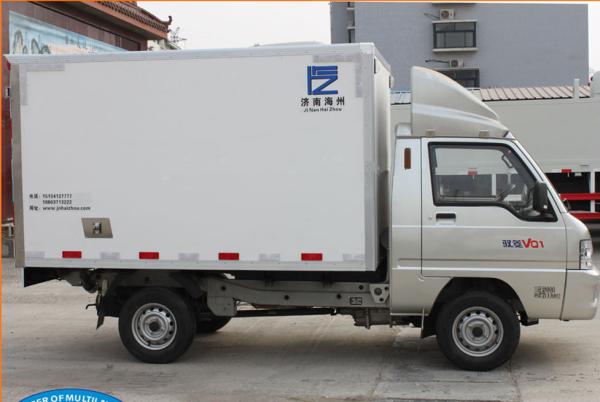 Fiberglass Refrigerator  Box Truck loading capacity 0.5 - 0.8 Ton  for refrigeration transportation