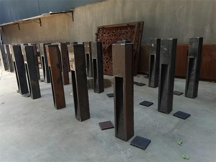 Света пала цвета ржавчины Corten освещая приспособления украшения на открытом воздухе стальные