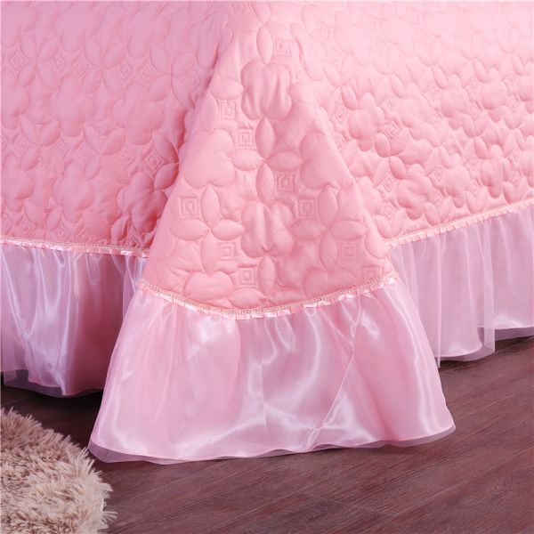 Un ensemble de lit de mariage de luxe en quatre pièces avec couette imprimée et feuille de couette 100% coton