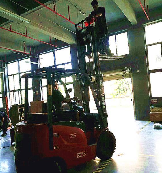 Full Electric Battery Powered Forklift For Factory 2000 Kg Loading