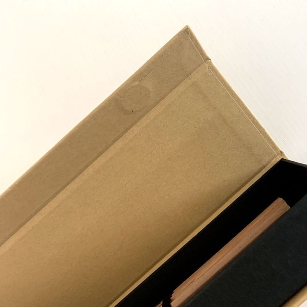 Чернота подарочной коробки картона природы Eco дружелюбная печатая закрытие ленты