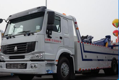 Sinotruk HOWO tow truck wrecker ZZ1167N5618W 10 ton with crane lift arms