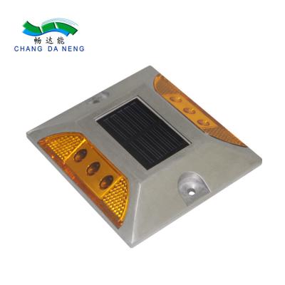 Os parafusos prisioneiros solares da estrada piscar conduziram a estrada de advertência aumentada solar do marcador do pavimento da entrada de automóveis leve