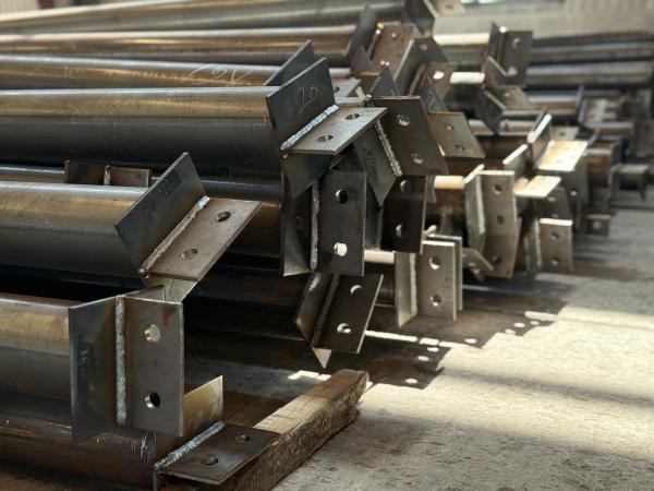 Fabricación de estructuras de acero de precisión para edificios industriales